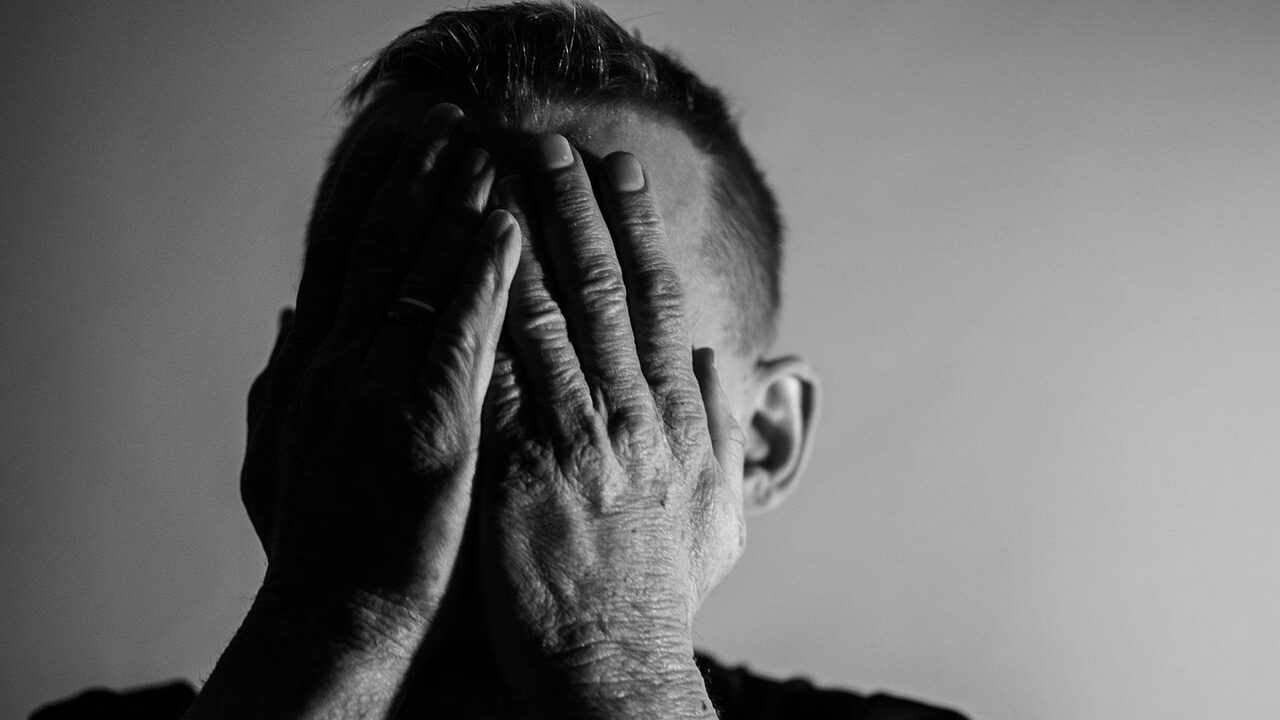 後悔している男性の写真