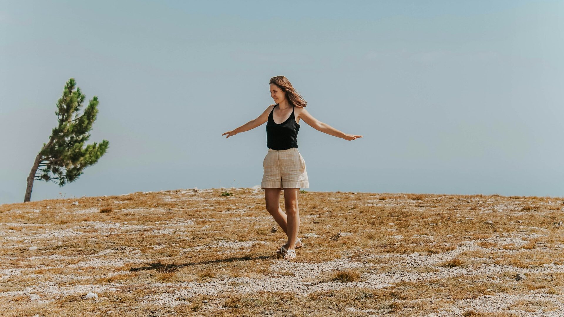 薄着で歩く女性