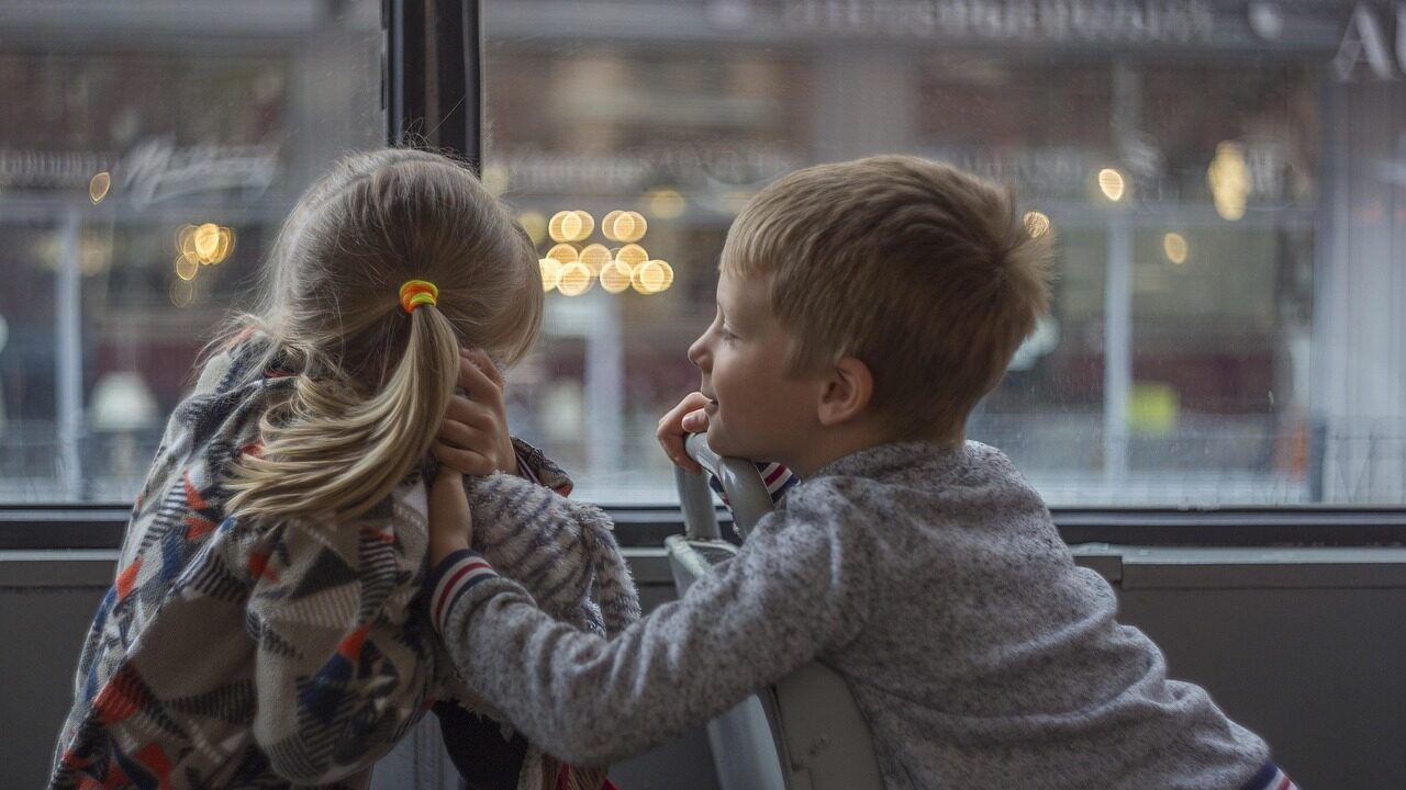 子供達が話している写真