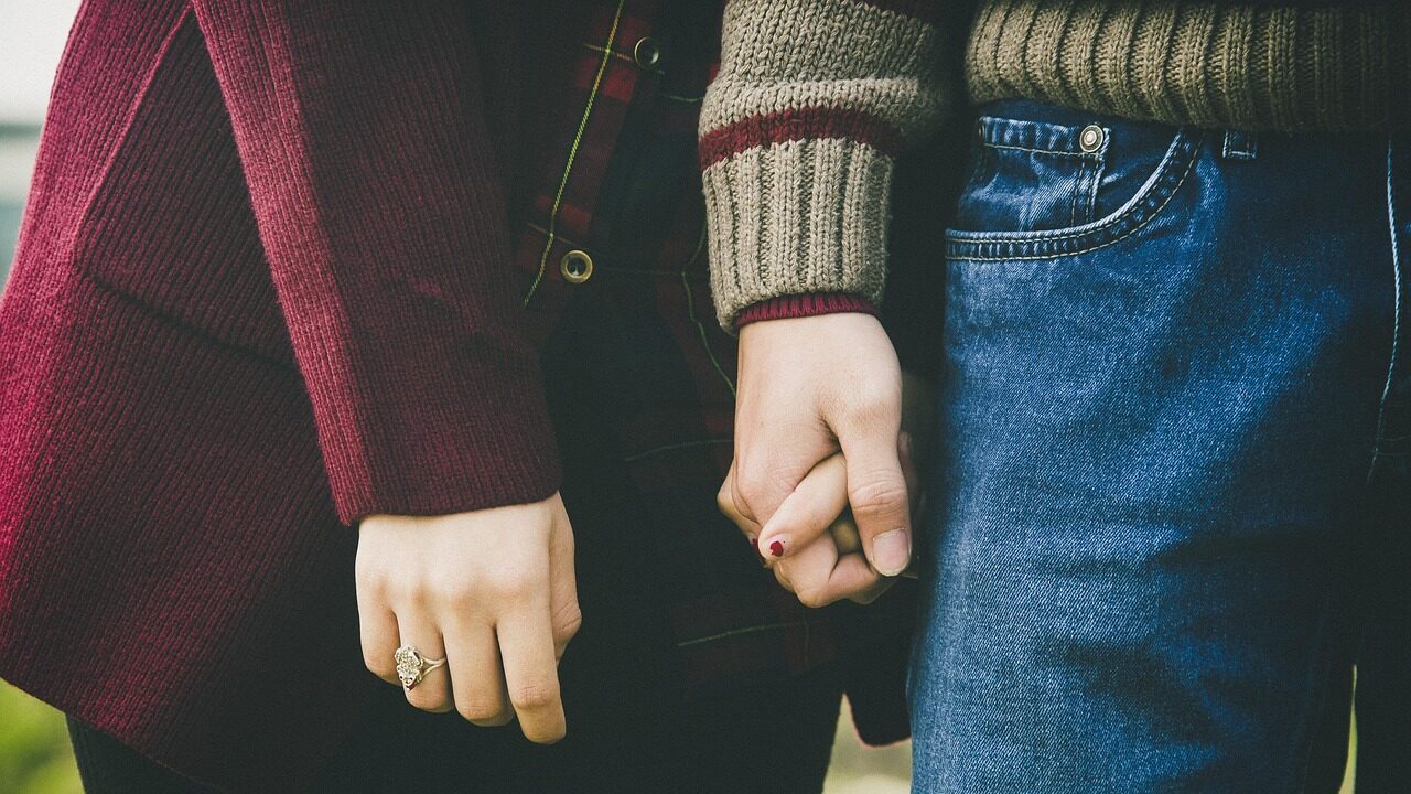 手を繋いでいる写真