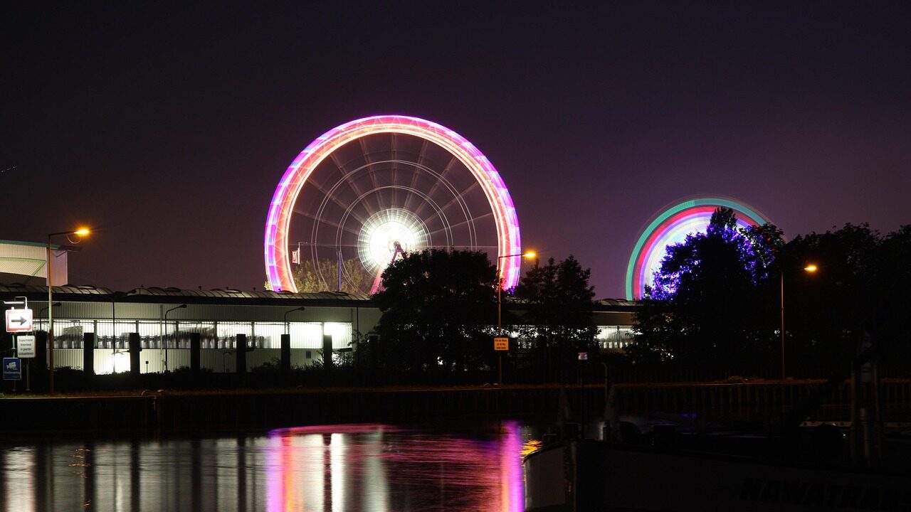 夜の遊園地の写真